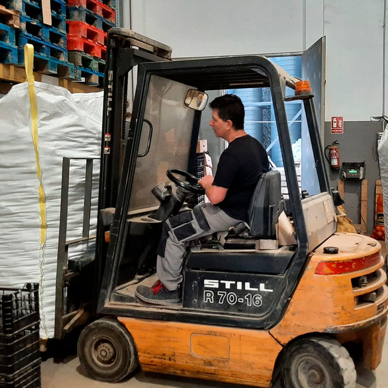Logistica segura y transporte de patatas cosechadas para preservar su calidad